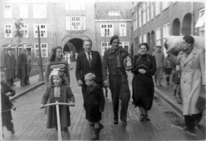 Aaltje Kolman met haar vader en moeder en broers en de twee nakomertjes eind jaren '40 in Groningen (Swaantje ontbreekt, Al is die leukerd met krullen)